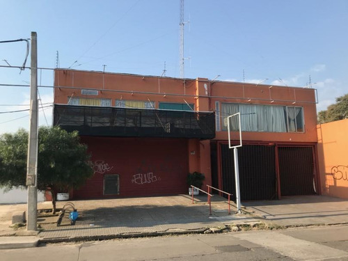 Gran Galpón - Local Industrial + Depósito. Sobre Calle Santa Lucía.