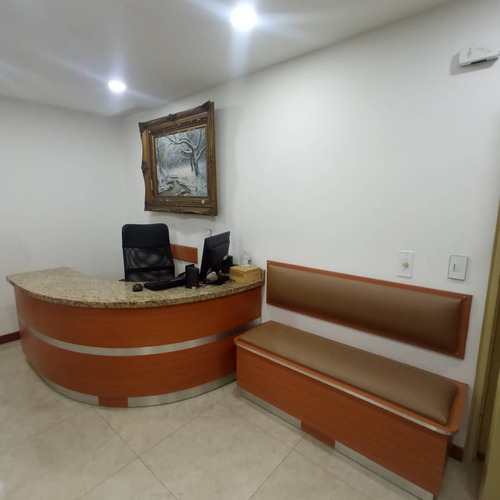 Alquiler/ Oficina /37m² /3 Oficinas +1kitchenette /1 Baño/ 2 Puestos De Estacionamiento