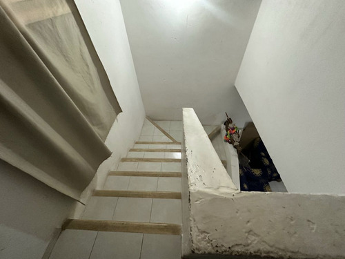 Casa En Venta De Dos Pisos En Esquina Con Locales, Caucel, Entrega Inmediata.