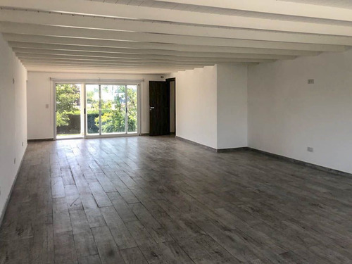 Venta De Moderna Propiedad, En Barrio Privado Jorge Newbery