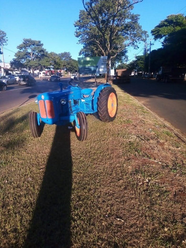 Trator Ford Dexta Antigo