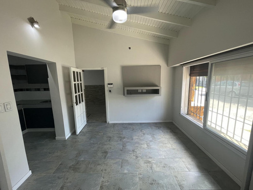 Casa En Venta - 2 Dormitorios 2 Baños - 206mts2 - Tolosa