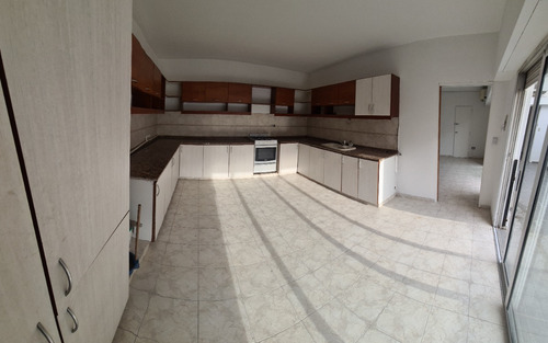 Gascón Al 500 Y Sarmiento, Almagro. Superficie Total 130 M2. Piso 4 Al Frente. 4 Ambientes. 3 Dormitorios. 2 Baños. Patio Grande De 27 M2. Baulera. Muy Luminoso Y Silencioso. Apto Crédito. Apto Profes