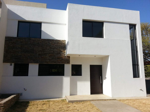 Imagen 17 de 19 de Casa De Tres Dormitorios En Housing Cerrado En Villa Warcalde
