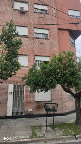 Imagen 2 de 11 de Dpto. Al Frente De 2 Amb.