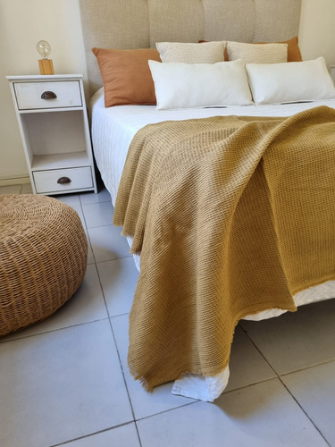 Combo Manta Waffle - 200 X 120 Cm + 2 Almohadones 40x40 Avellana Lisa