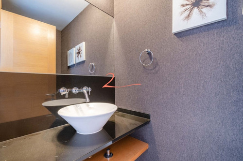 Venta De Apartamento Piso Alto A Pasos De Playa Mansa, Tres Dormitorios Más Servicio- Ref: 5332