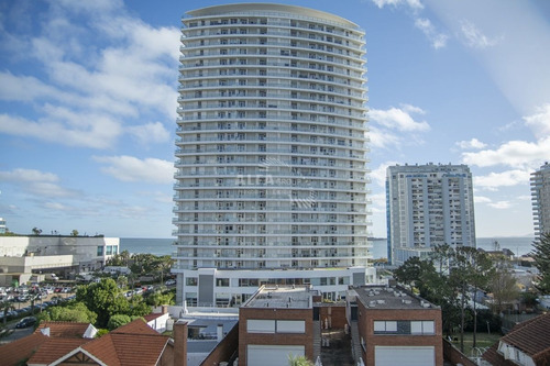 Imagen 8 de 18 de Apartamento De 3 Dormitorios Con Parrillero En Venta, Edif. Cap Breton. Playa Mansa.