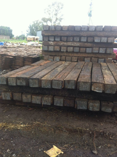 Durmientes De Madera De Ferrocarril En Cortazar Guanajuato