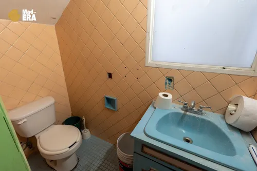 Casa De 4 Recamaras Con Uso De Suelo Comercial Y Jardín Junto Al Centro Médico La Raza
