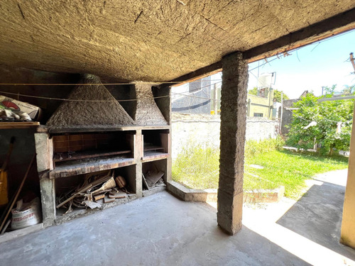 Casa De Cuatro Ambientes En Venta, En Béccar.