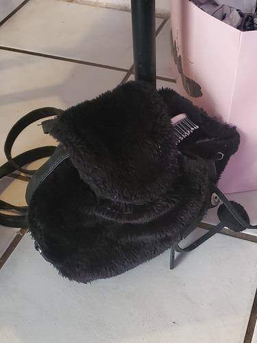 Mochila Negra Peluda