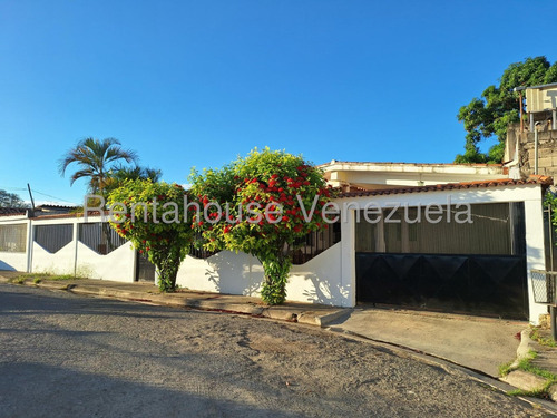 Jip 25-12905. Renta House Vende Cómoda Casa De 260mts2, 3 Amplias Habitaciones Y 4 Salas De Baños, P/e. Urb El Carmen, Cagua