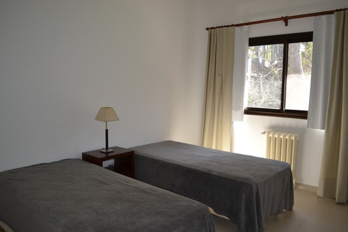 Chalet De Estilo Tradicional En Carilo A 50 Mts Del Mar!!!