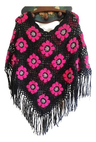 Ponchos Tejido A Crochet Lana Negro Con Flores Color Rosa