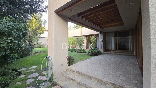 Casa En Arriendo De 5 Dorm. En Las Condes