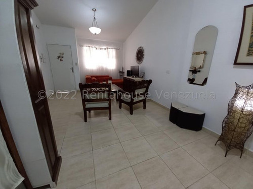 Edgar Centeno, Profesional Inmobiliario Vende Townhouse En Urbanizacion Monte Carmelo San Diego #22-15843