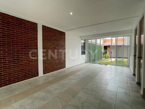 Venta De Casa, 3 Recamaras Con Closet, 3 Baños, Amplio Jardín Con Terraza
