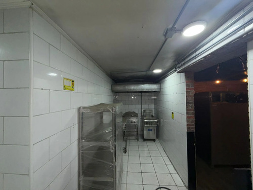 Local De Comida Equipado 230 M2 Últiles