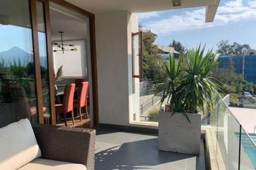Espléndida Propiedad Con Amplio Jardín Privado.