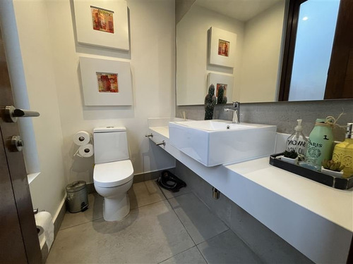Casa En Venta 4 Dormitorios Como Nueva En Lo Barnechea