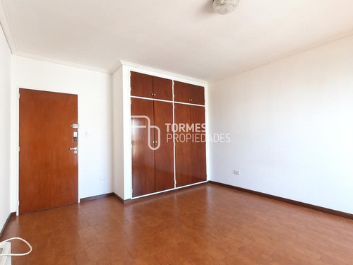 Ambiente Con Balcon Y Vista Abierta