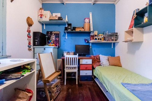 Encantadora Casa Antigua Con Actualizaciones Y Muy Buen Jardin.