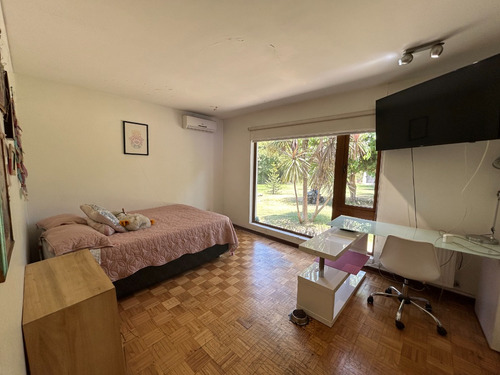 Casa En Venta En El Arrayán, Santiago Amplia Y Luminosa