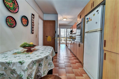 Departamento En Edificio De Categoría A Metros Del Mar- Ref: 2563