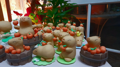 Adornos Tortas Capibaras Carpinchos 10cm Con Accesorios Marrón Claro Capibara