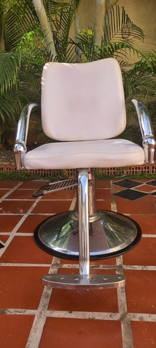 Imagen 2 de 8 de Vendo Hermosa Mesa Y Silla Para Estilista