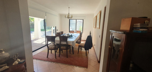 Vendo Hermosa Casa Simón González, La Reina.