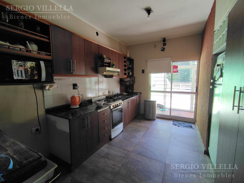Imagen 9 de 18 de Casa Moderna En Venta De 3 Dormitorios. Cochera. Pileta. Quincho.