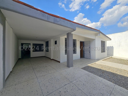  *mm&ne/  Cómoda Casa  Con Amplio Patio En Venta. Patarata Barquisimeto  Lara, Venezuela. Maribelm & Naudye. /6 Dormitorios  2 Baños  270 M² 