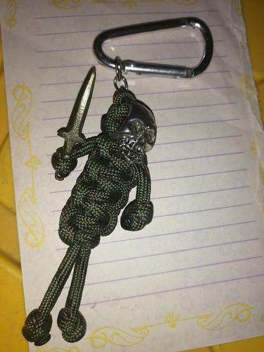 Imagen 1 de 1 de Llavero Paracord Con Daga Y Mosqueton