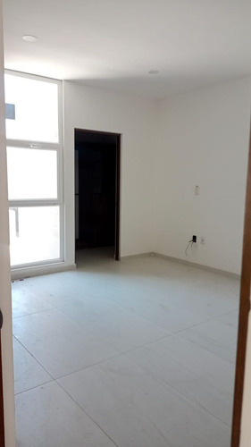 Preciosa Residencia En Misión San Jerónimo, 5 Habitaciones, Sótano, 6.5 Baños..