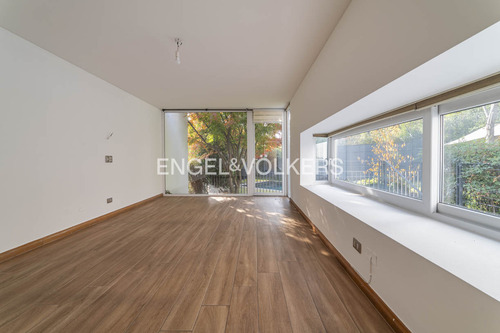 Moderna Casa Mediterránea En Condominio