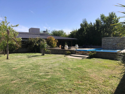 Casa En Venta - 5 Dormitorios 4 Baños - 10.062mts2 - San Miguel Del Monte