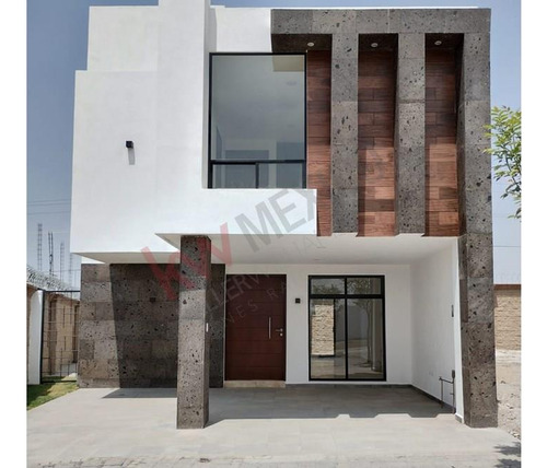Casa En Venta Con Jardín, Terrazas Y Cochera Techada En Zona Residencial