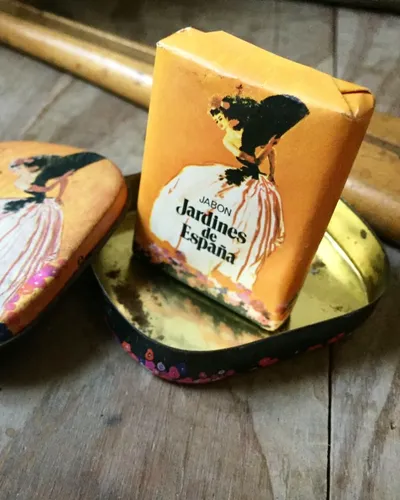 Antigua Latita Con Su Jabón Jardines De España
