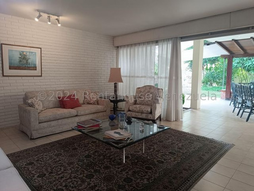 Imponente Quinta En Venta Ubicada En Chuao. 25-16410