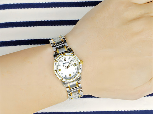 Relógio Bulova 98r107 Visor Bco Perola, Diamantes E Cristais Cor da correia Prata e Dourado Banho Ouro Cor do bisel Dourado Banhado a Ouro com Cristais Cor do fundo Branco Perolizado