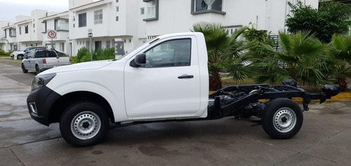 Imagen 2 de 15 de Nissan Np300 2017 2.5 Chasis Cabina Dh Aa Pack Seg Mt