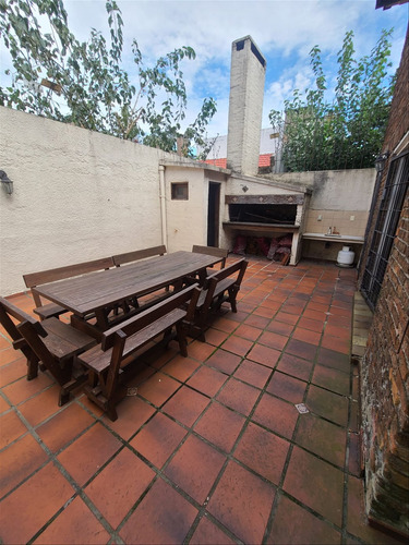 Hermosa Casa Con Jardín Al Frente Y Patio Con Parrillero!