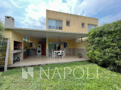 Venta De Casa Tipo Dúplex, Barrio Los Robles En Monte Grande
