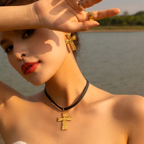 Colar Gargantilha Com Cruz Preta Banhada A Ouro 18k Waridar