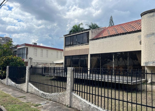 Hermosa Casa Familiar En Venta En Los Cacicazgos