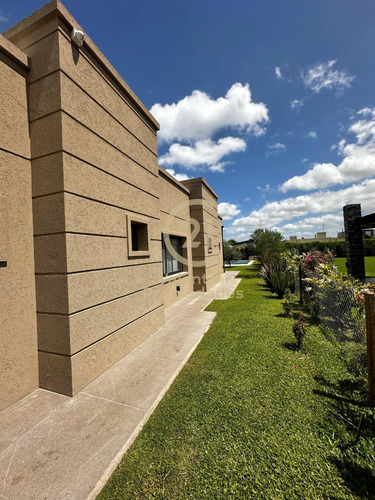 Casa En Venta En Barrio Santa Rita , Corredor Canning