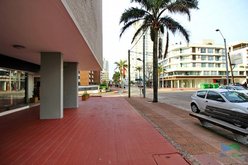 Local Con Baño En Venta Sobre Av. Gorlero, Peninsula. Punta Del Este- Ref: 2833