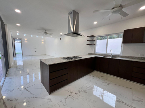 Casa En Venta Merida, Komchen En Privada, Entrega Inmediata.